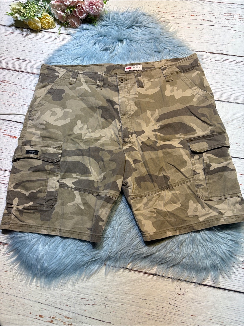 Wrangler Men's Beige Camo Relaxed Fit Cargo Shorts Sz 44